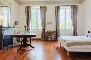 Escritorio, tabla de planchar con plancha, cuna de viaje y wifi gratis 