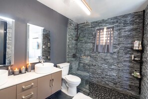 Douche, serviettes fournies, savon, shampoing