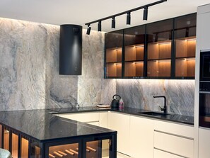 Geladeira, micro-ondas, fogão, cooktop