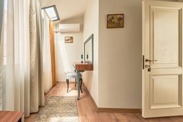 Room - Modern Furnished Historical Building (Istanbul)