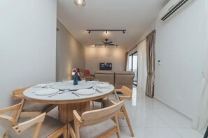 Dining - BayLaurel CozyCorner 3BR 8Pax 3View (Johor Bahru)