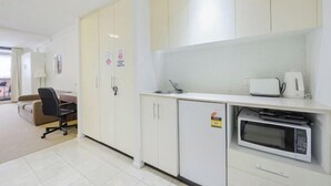 Eine moderne Küche mit weißen Schränken, einer Mikrowelle und einem Toaster.