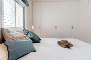 Room - Modern 2BR Apt w Private Parking in City Center (Ramat Hasharon)