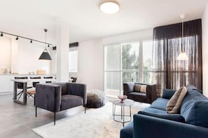 Room - Modern 2BR Apt w Private Parking in City Center (Ramat Hasharon)