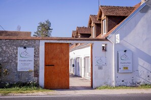Exterior detail - Guest Room 'Chambre Iris - Le Petit Puits' with Shared Garden and Wi-Fi (Cheverny)