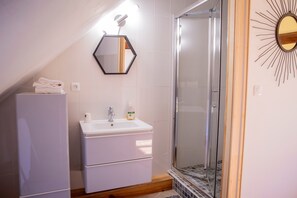 Douche, sèche-cheveux, serviettes fournies
