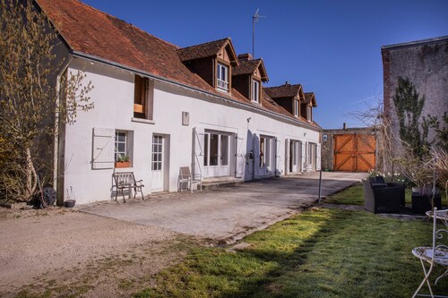 Guest Room 'Chambre Iris - Le Petit Puits' with Shared Garden and Wi-Fi