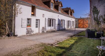 Guest Room 'Chambre Iris - Le Petit Puits' with Shared Garden and Wi-Fi
