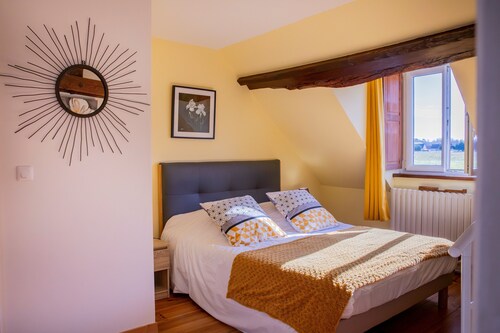Guest Room 'Chambre Iris - Le Petit Puits' with Shared Garden and Wi-Fi