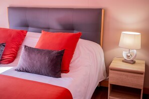 1 bedroom, WiFi, bed sheets - Guest Room 'Chambre Coquelicot - Le Petit Puits' with Shared Garden and Wi-Fi (Cheverny)