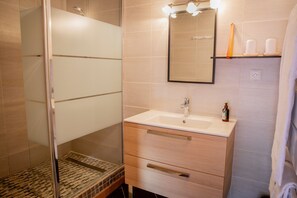 Een douche, een haardroger, handdoeken