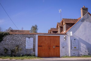 Exterior detail - Guest Room 'Chambre Coquelicot - Le Petit Puits' with Shared Garden and Wi-Fi (Cheverny)
