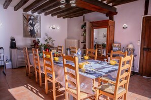 Dining - Guest Room 'Chambre Coquelicot - Le Petit Puits' with Shared Garden and Wi-Fi (Cheverny)