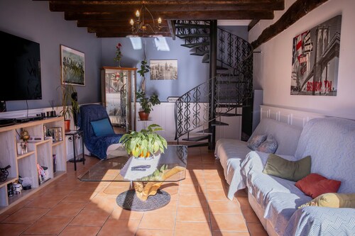 Guest Room 'Chambre Cheverny - Le Petit Puits' with Shared Garden and Wi-Fi