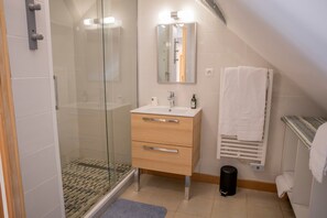 Een douche, een haardroger, handdoeken