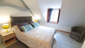 2 bedrooms, WiFi, bed sheets - Guest Room 'Suite Bleuet - Le Petit Puits' with Shared Garden and Wi-Fi (Cheverny)
