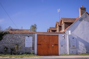 Exterior detail - Guest Room 'Suite Bleuet - Le Petit Puits' with Shared Garden and Wi-Fi (Cheverny)