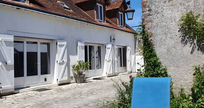 Guest Room 'Suite Bleuet - Le Petit Puits' with Shared Garden and Wi-Fi