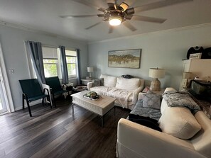 TV - Sassy Studio Condo in Great Central Island Location (Marco Island)