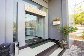 Exterior - RedDoorz @ First Homestay Bypass Kuta (Bali)