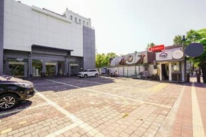 Property grounds - RedDoorz @ First Homestay Bypass Kuta (Bali)