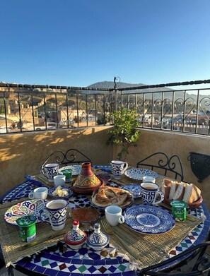 Outdoor dining - Welcoming to room in Riad bed & breakfast with AC in charming Fez authentic (Fès)