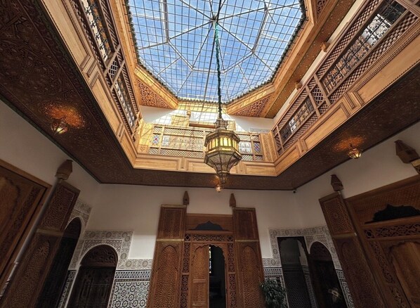 المنشأة من الداخل