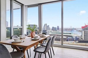 Room - A Stylish 3BR Apt with Harbour Views, FREE Parking (Melbourne)