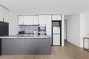 Room - A Stylish 3BR Apt with Harbour Views, FREE Parking (Melbourne)