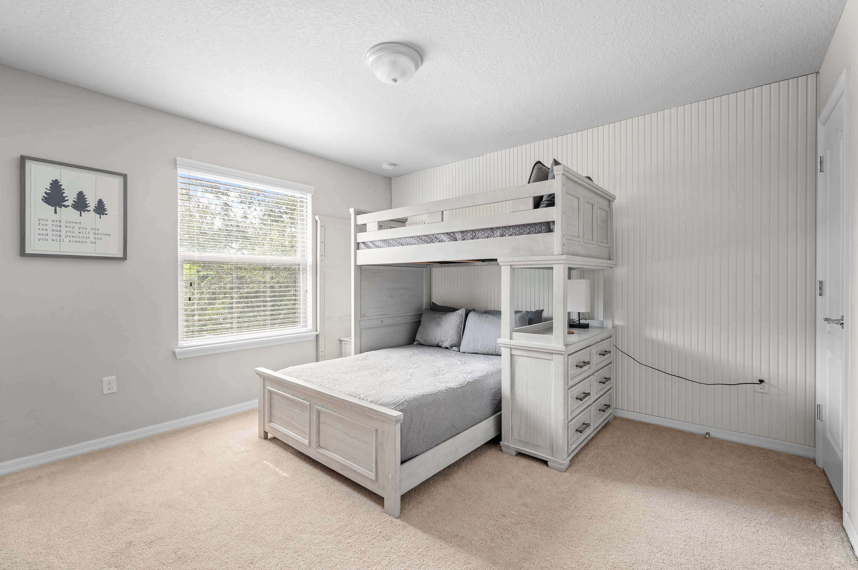 8 Schlafzimmer, Schreibtisch, Bügeleisen/Bügelbrett, Reisekinderbett