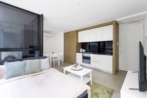 Room - A Chic Apt with a Large Balcony Next to Grand Prix (Melbourne)