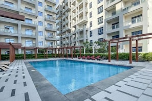 Outdoor pool - Elite LUX Holiday Homes - Serene 1BR Apartment Near Metro, Al Furjan, Dubai (Dubai)