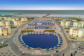 A resort with a central pool, beachside buildings, and a clear view of the sea. - Albatros Makadi Resort - 24 HRS All Inclusive (Hurghada)