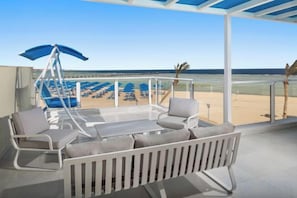A balcony with a view of the beach, equipped with a table, chairs, and an umbrella. - Albatros Makadi Resort - 24 HRS All Inclusive (Hurghada)