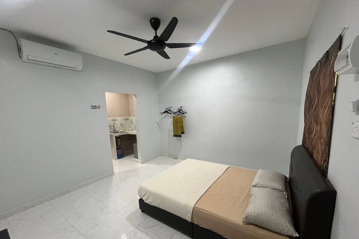 Deluxe Suite | Desk, bed sheets