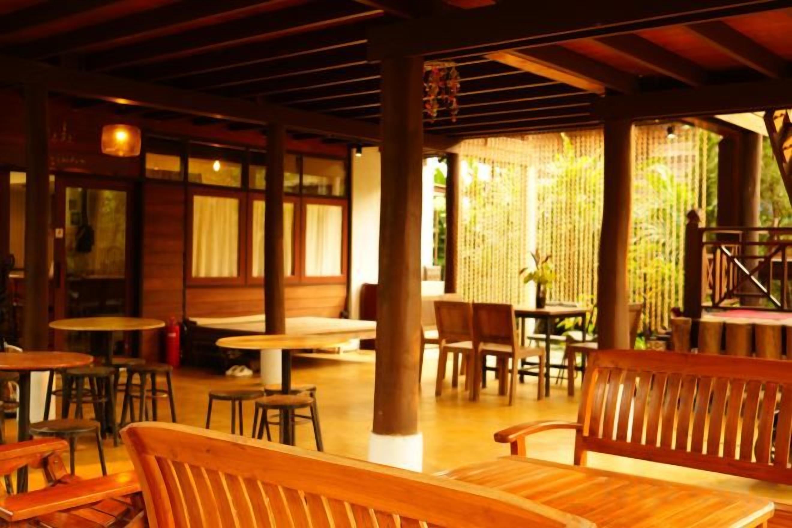 Um interior tradicional em estilo japonês, com móveis de madeira e esteiras de tatame.