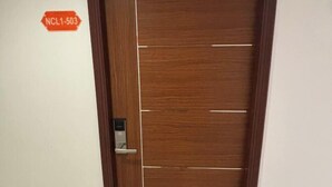 A wooden door with a metal handle and a sign above it. - New Nordic Club 1 Condotel South Pattaya Twin Standard Room (Pattaya)