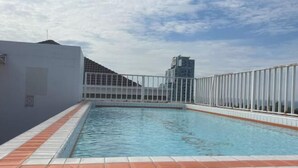 A rooftop swimming pool with a view of a cityscape. - New Nordic Club 1 Condotel South Pattaya Twin Standard Room (Pattaya)