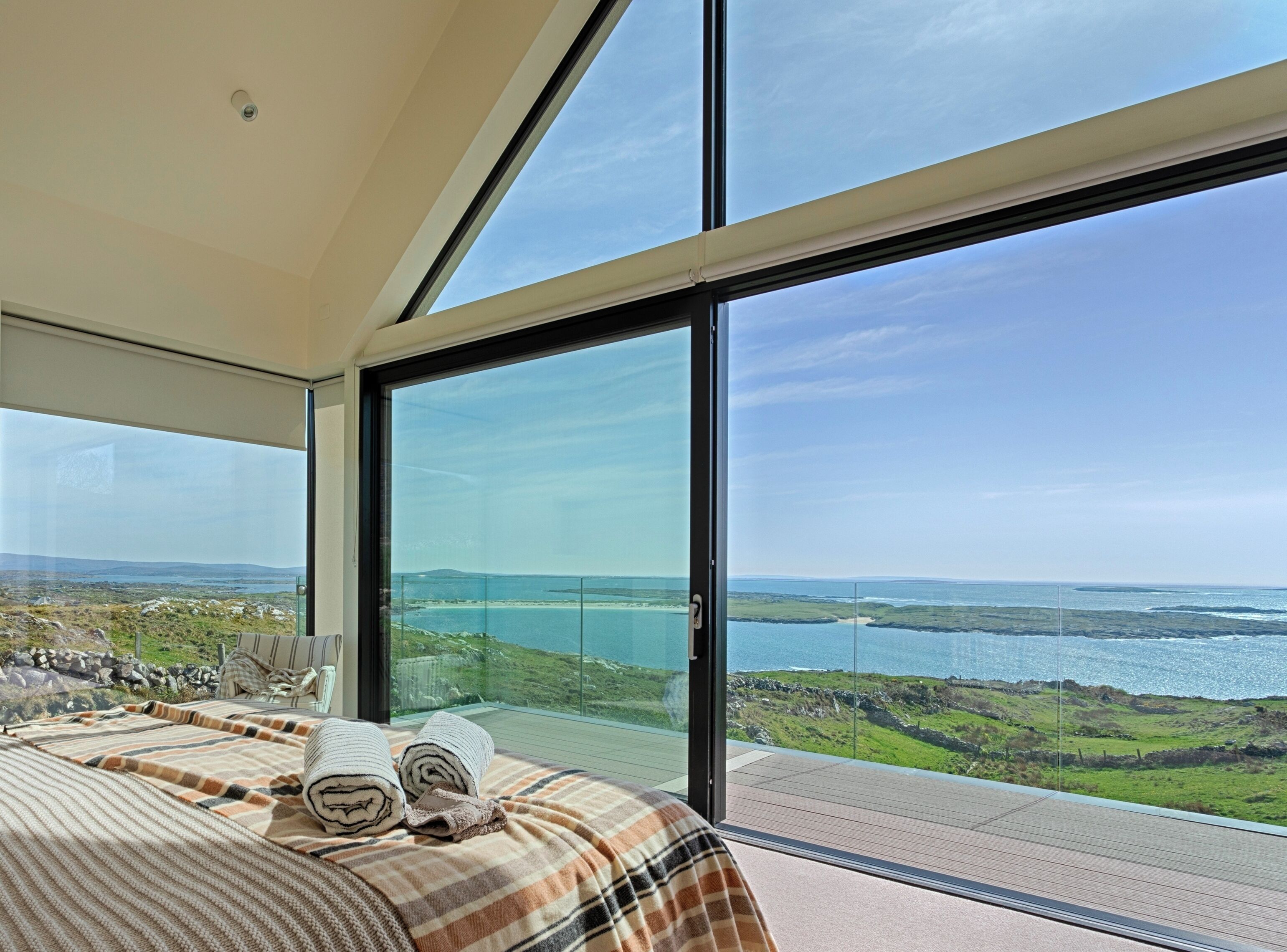 6 bedrooms, desk, iron/ironing board, travel crib