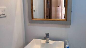 Articles de toilette gratuits, serviettes fournies, savon, shampoing