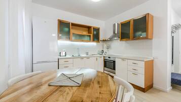 Réfrigérateur, four, plaque de cuisson, cafetière/bouilloire