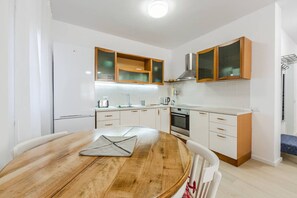 Réfrigérateur, four, plaque de cuisson, cafetière/bouilloire