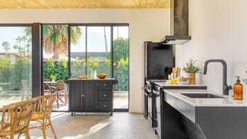 Fridge, oven, stovetop, dishwasher