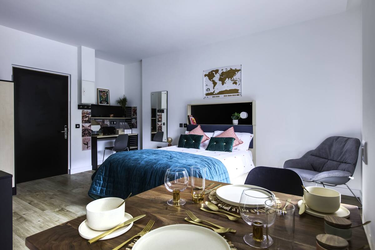 Superior Studio, 1 Double Bed, Non Smoking | WiFi (free), bed sheets