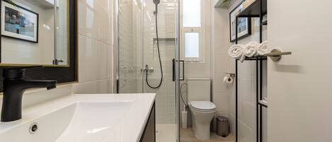 Douche, sèche-cheveux, serviettes fournies, savon