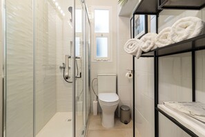 Douche, sèche-cheveux, serviettes fournies, savon
