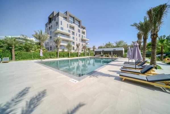 Outdoor pool - Stella Stays Majestic 2Bdr Barari (Dubai)