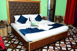 A bed with a laptop, pillows, and a blanket. - Dream Valley Kasol (Kasol)