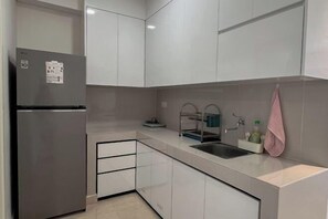 Private kitchen - 3BR Podomoro Apartment @Empire Tower 107 sqm² (Kesawan)