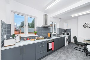 Apartment, 3 Bedrooms | Private kitchen | Full-size fridge, microwave, oven, stovetop